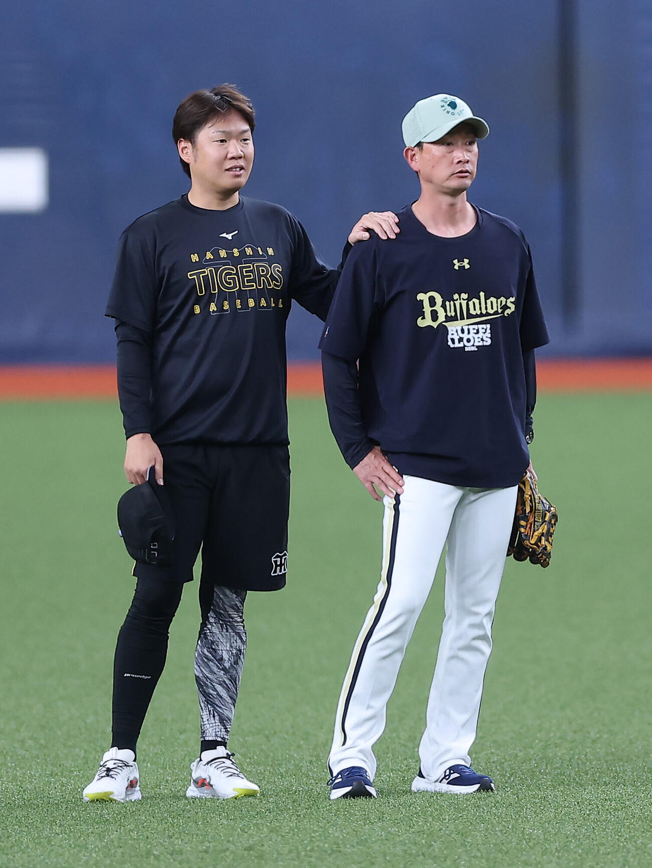 オリックス対阪神　試合前練習で言葉を交わす阪神西勇輝（左）とオリックス岸田護監督（撮影・前田充）