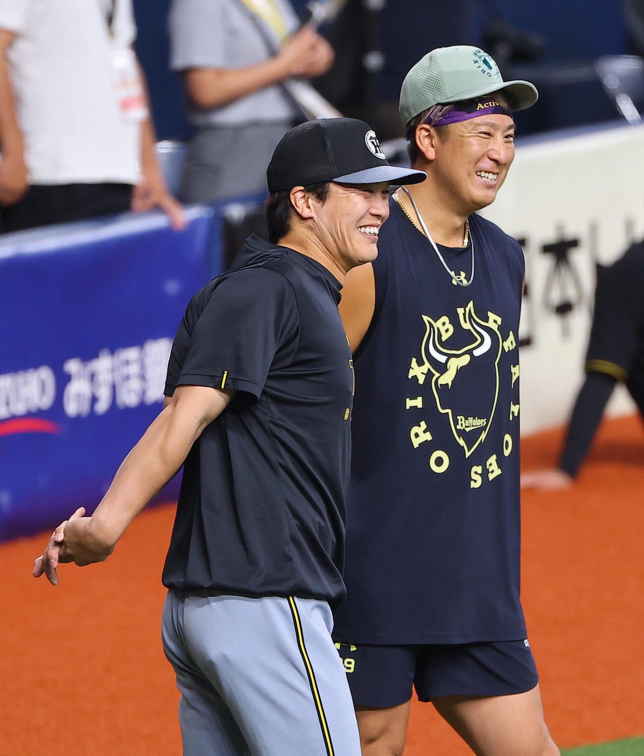 オリックス対阪神　杉本裕太郎（右）と談笑する伏見寅威（撮影・上田博志）