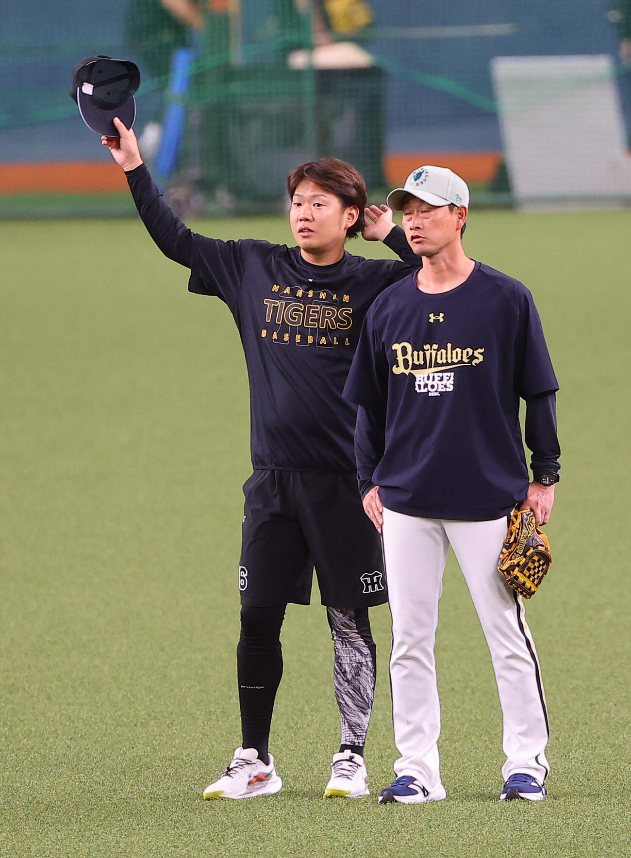 オリックス対阪神　岸田護監督（右）と話をする西勇輝（撮影・上田博志）