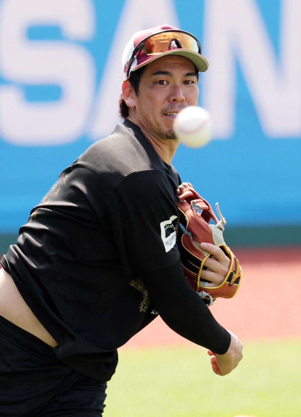 楽天対広島　1軍合流し、キャッチボールする楽天前田健太（撮影・浅見桂子）
