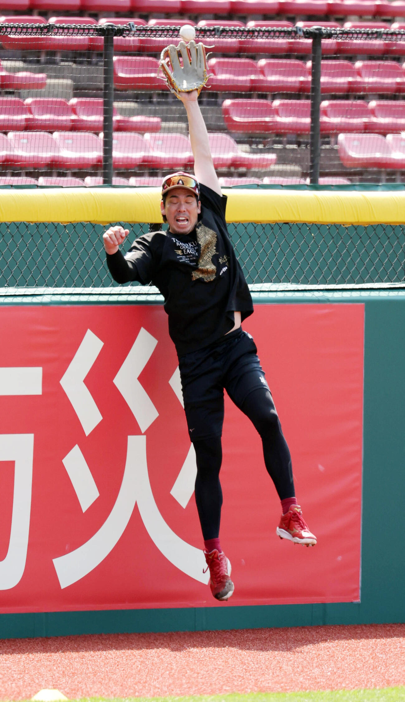 楽天対広島　1軍合流し、キャッチボール中、ボールに飛びつく楽天前田健太（撮影・浅見桂子）