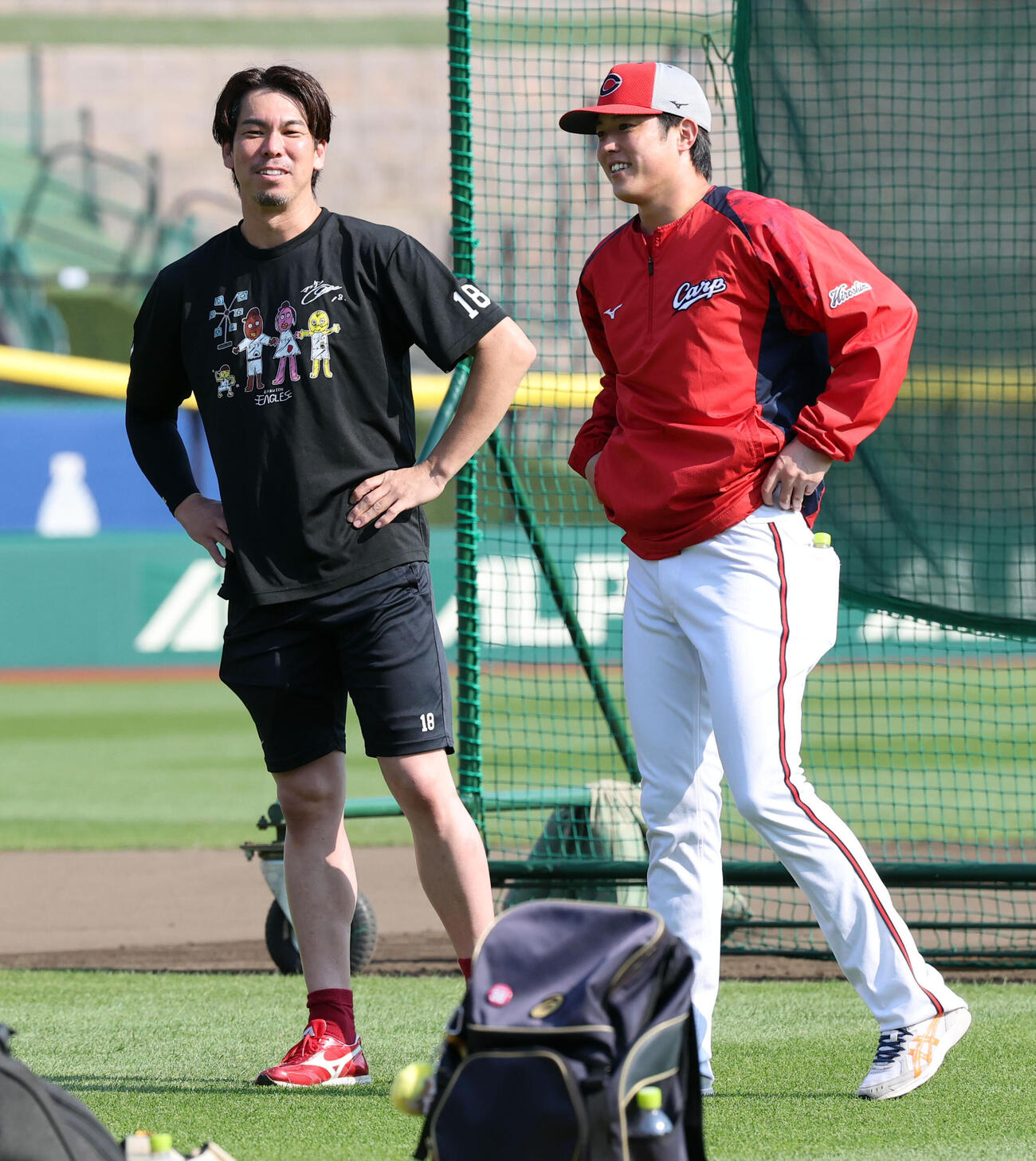 楽天対広島　試合前、談笑する楽天前田健太（左）と広島森下暢仁（撮影・浅見桂子）