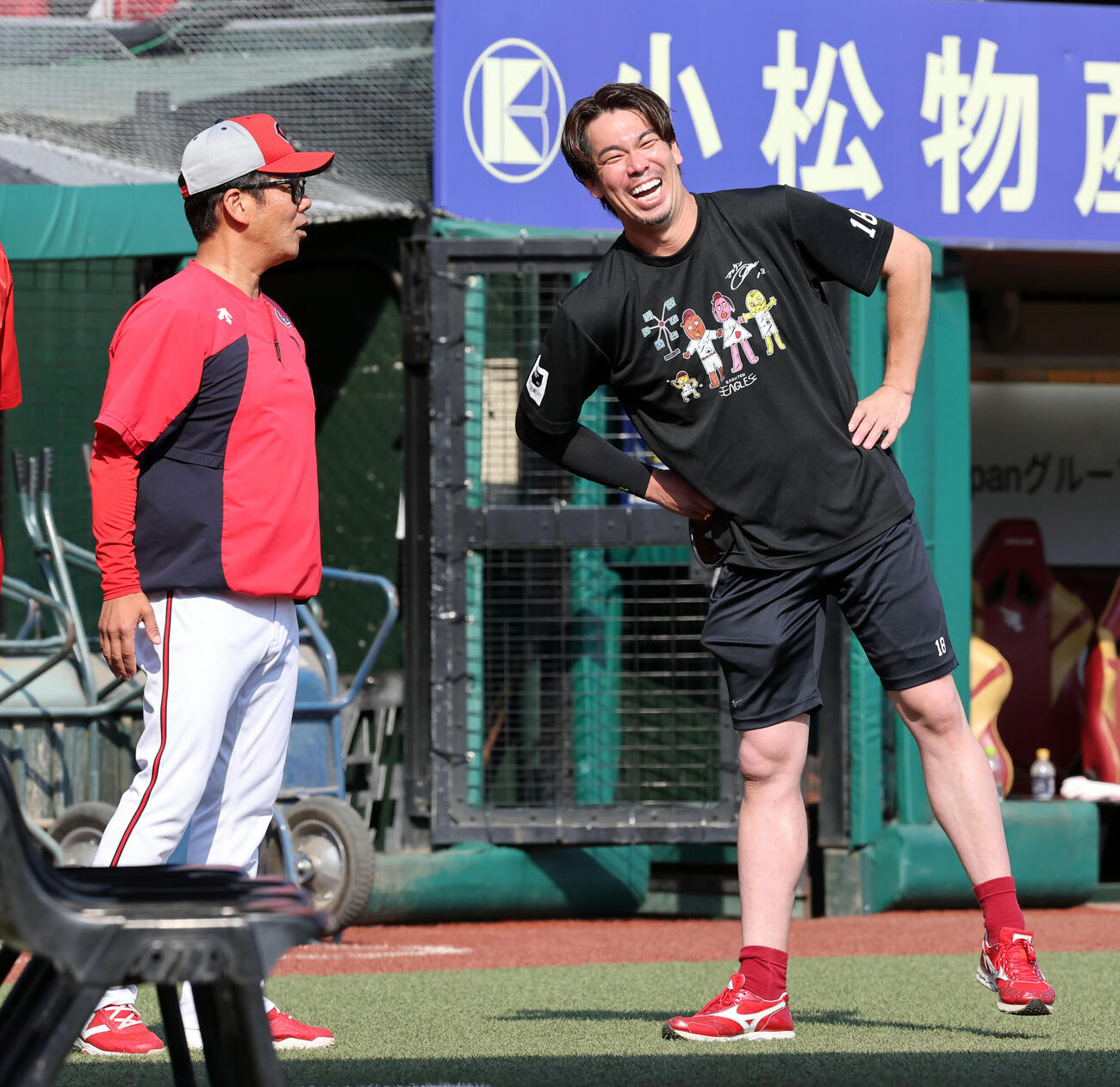 楽天対広島　試合前、談笑する楽天前田健太（右）と広島藤井彰人ヘッドコーチ（撮影・浅見桂子）