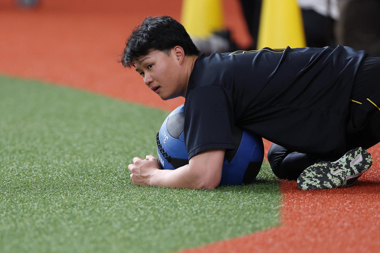 オリックス対阪神　試合前練習に臨む阪神森下翔太（撮影・前田充）