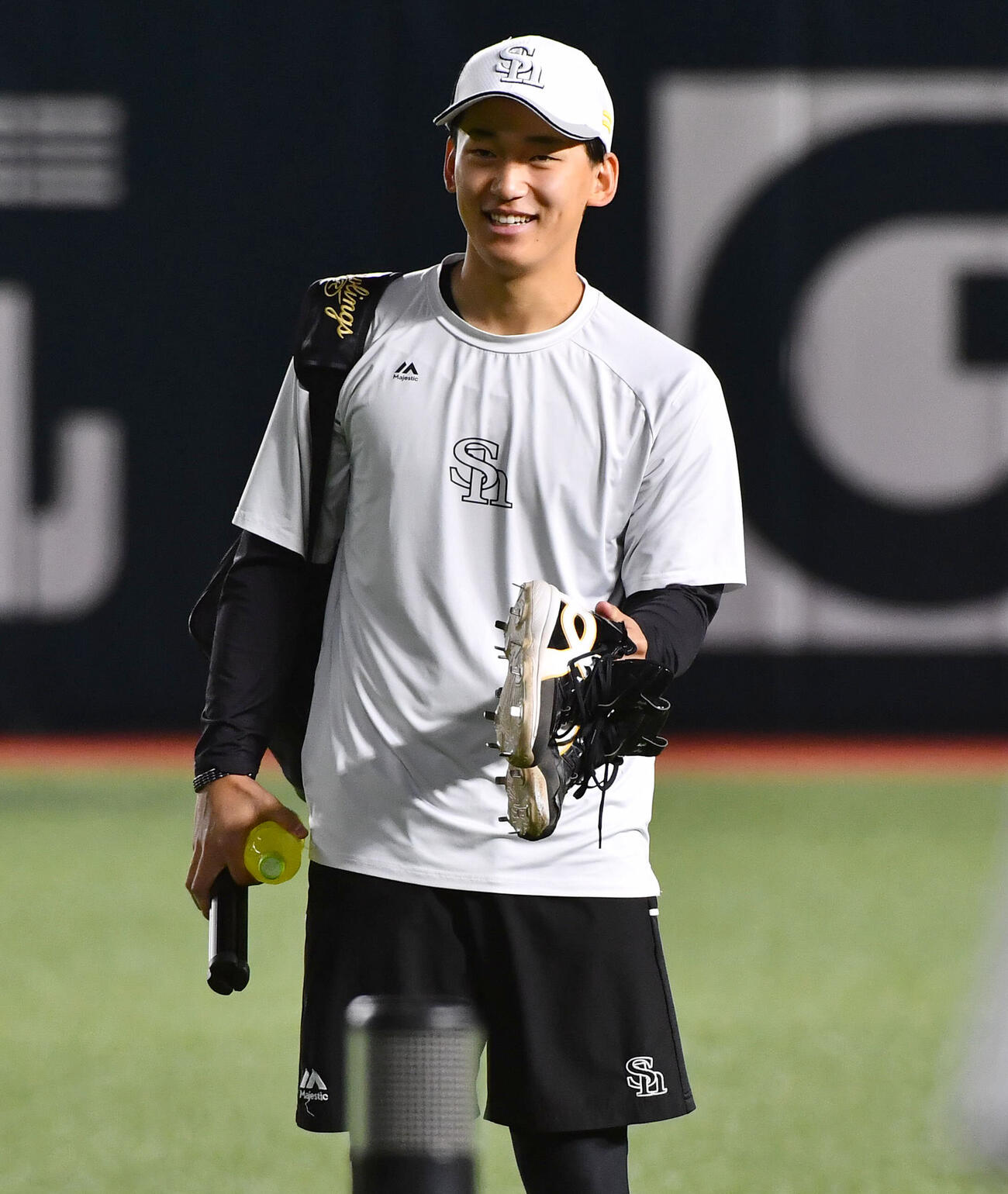 ソフトバンク対ヤクルト　談笑するソフトバンク前田悠伍（撮影・岩下翔太）