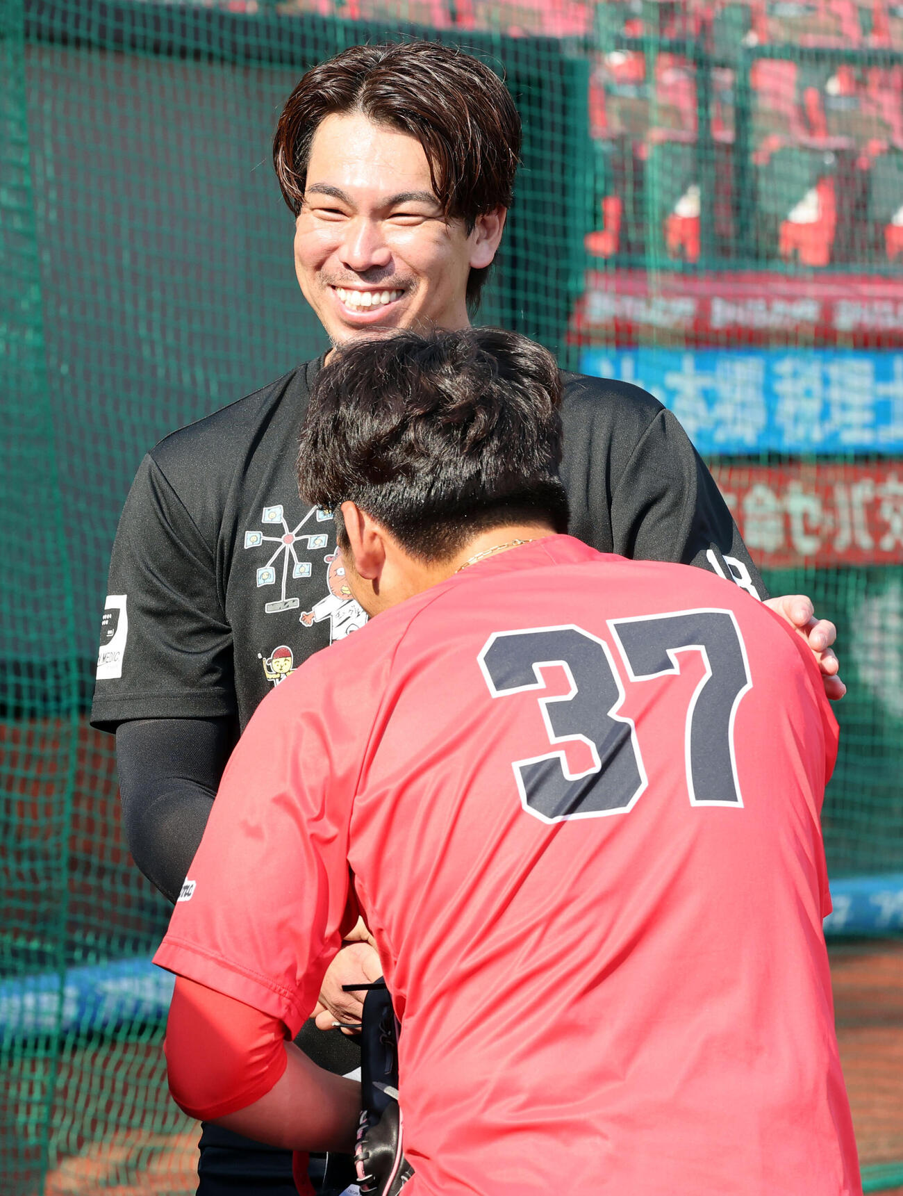 楽天対広島　試合前、広島野間峻祥（手前）からあいさつされ笑顔の楽天前田健太（撮影・浅見桂子）