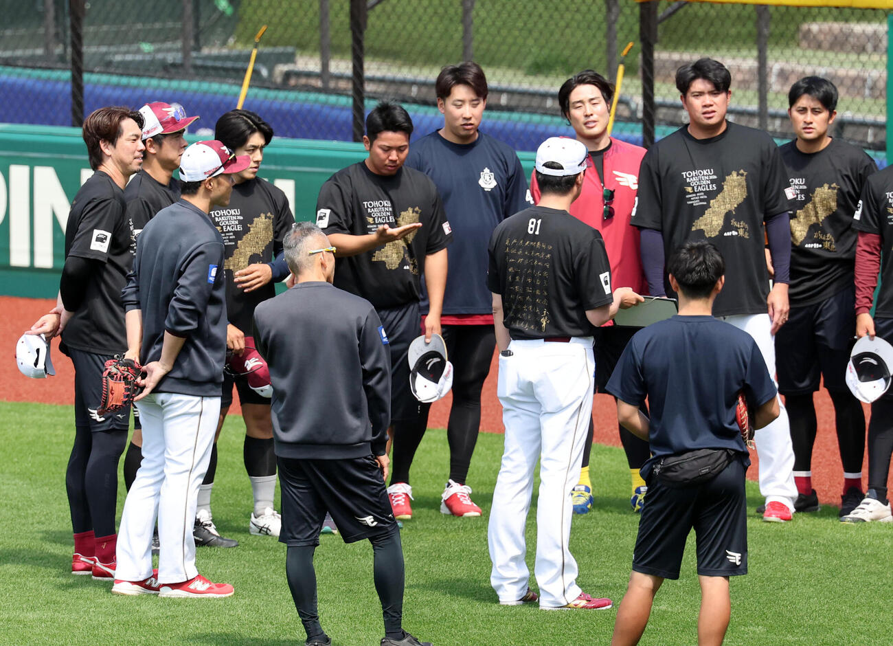 楽天対広島　1軍合流し、円陣で笑顔の楽天前田健太（左）（撮影・浅見桂子）