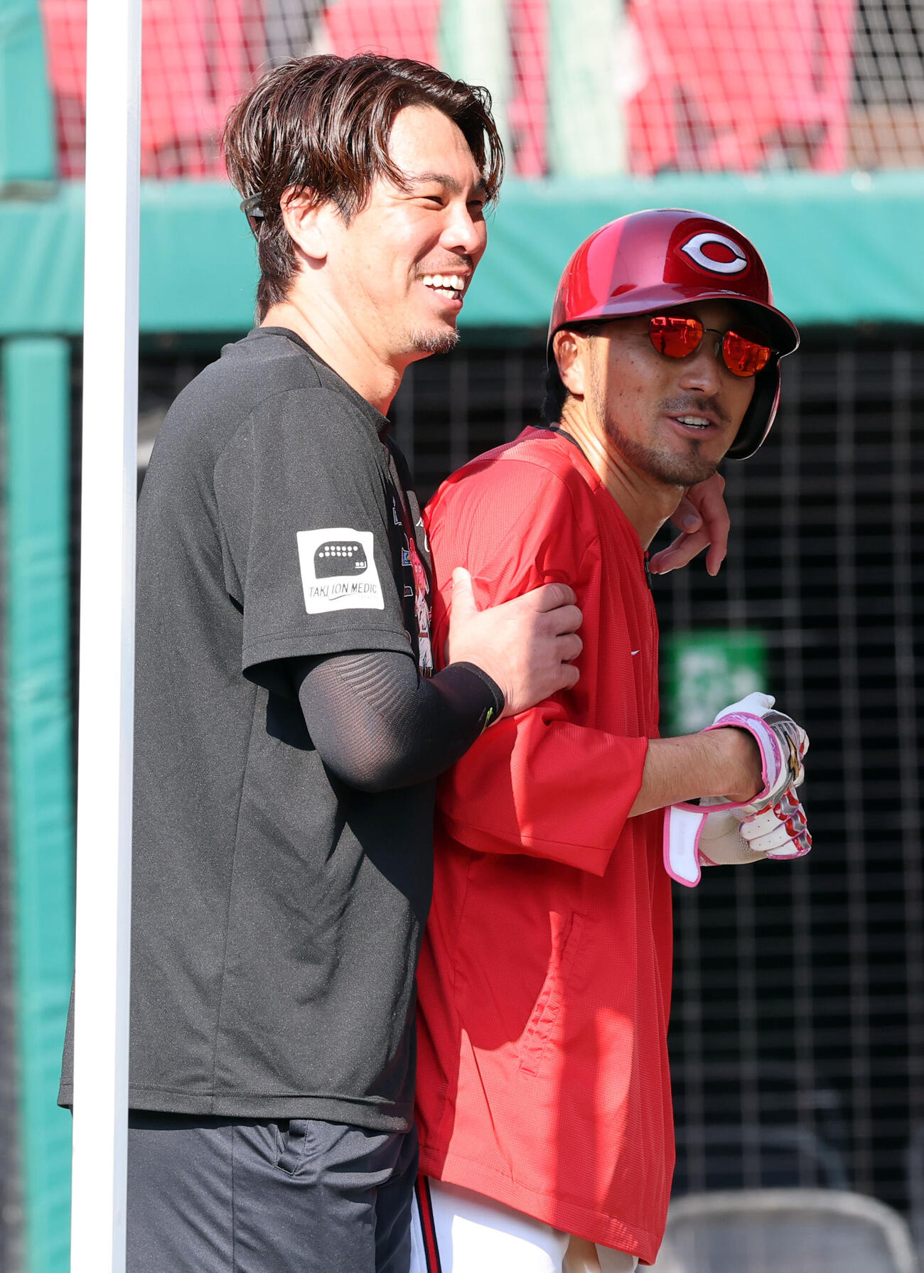 楽天対広島　試合前、談笑する楽天前田健太（左）と広島菊池涼介（撮影・浅見桂子）