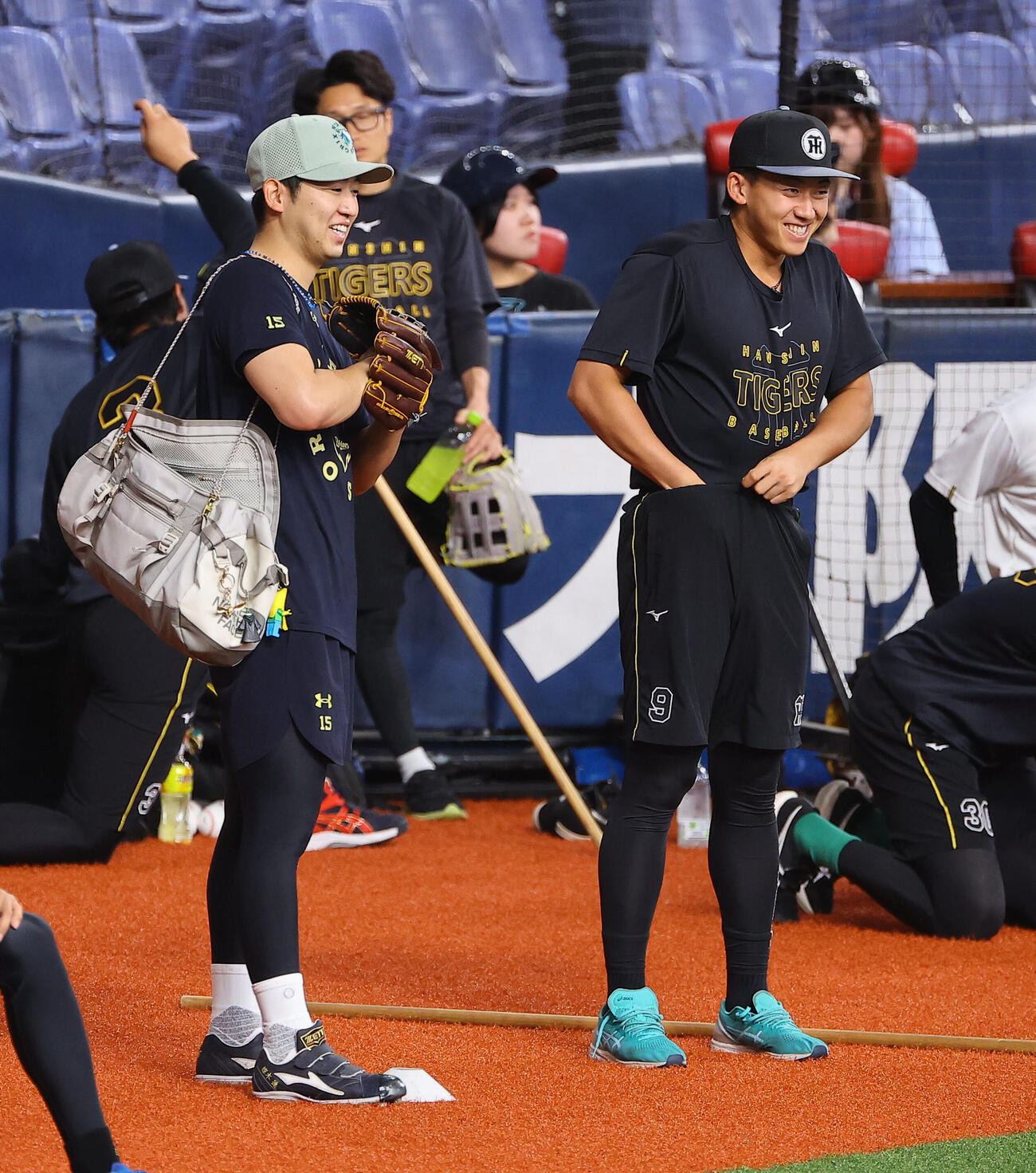 オリックス対阪神　椋木蓮（左）と談笑する立石正広（撮影・上田博志）