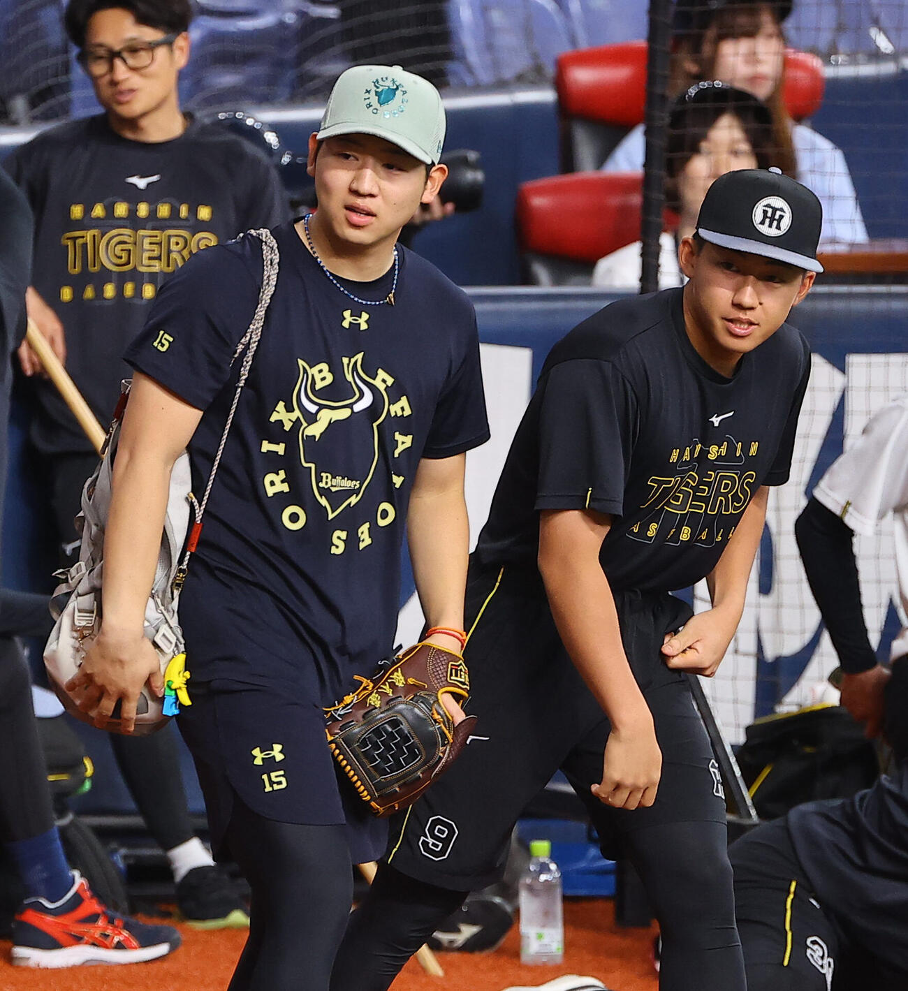 オリックス対阪神　椋木蓮（左）と話をする立石正広（撮影・上田博志）