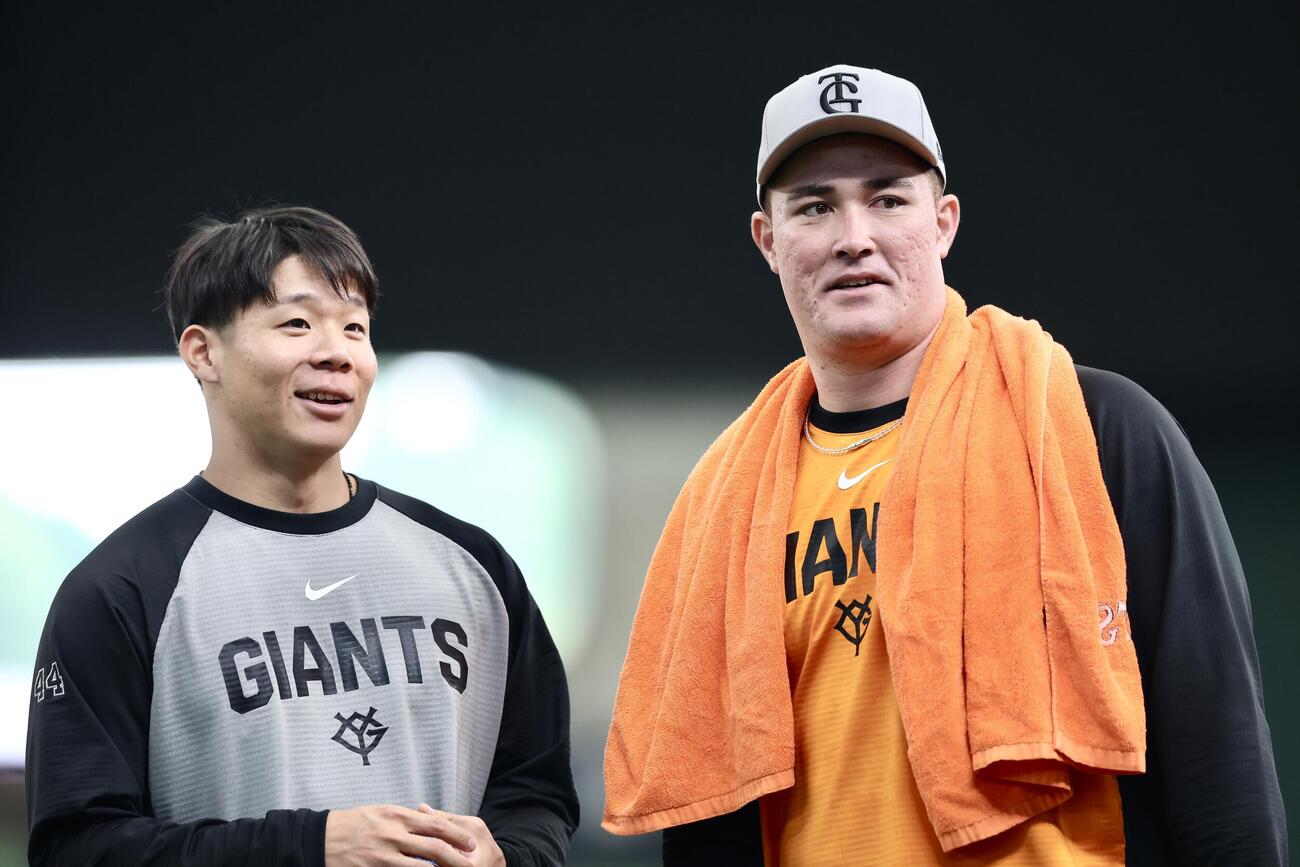 西武対巨人　試合前、言葉を交わす巨人佐々木俊輔（左）とリチャード（撮影・河田真司）