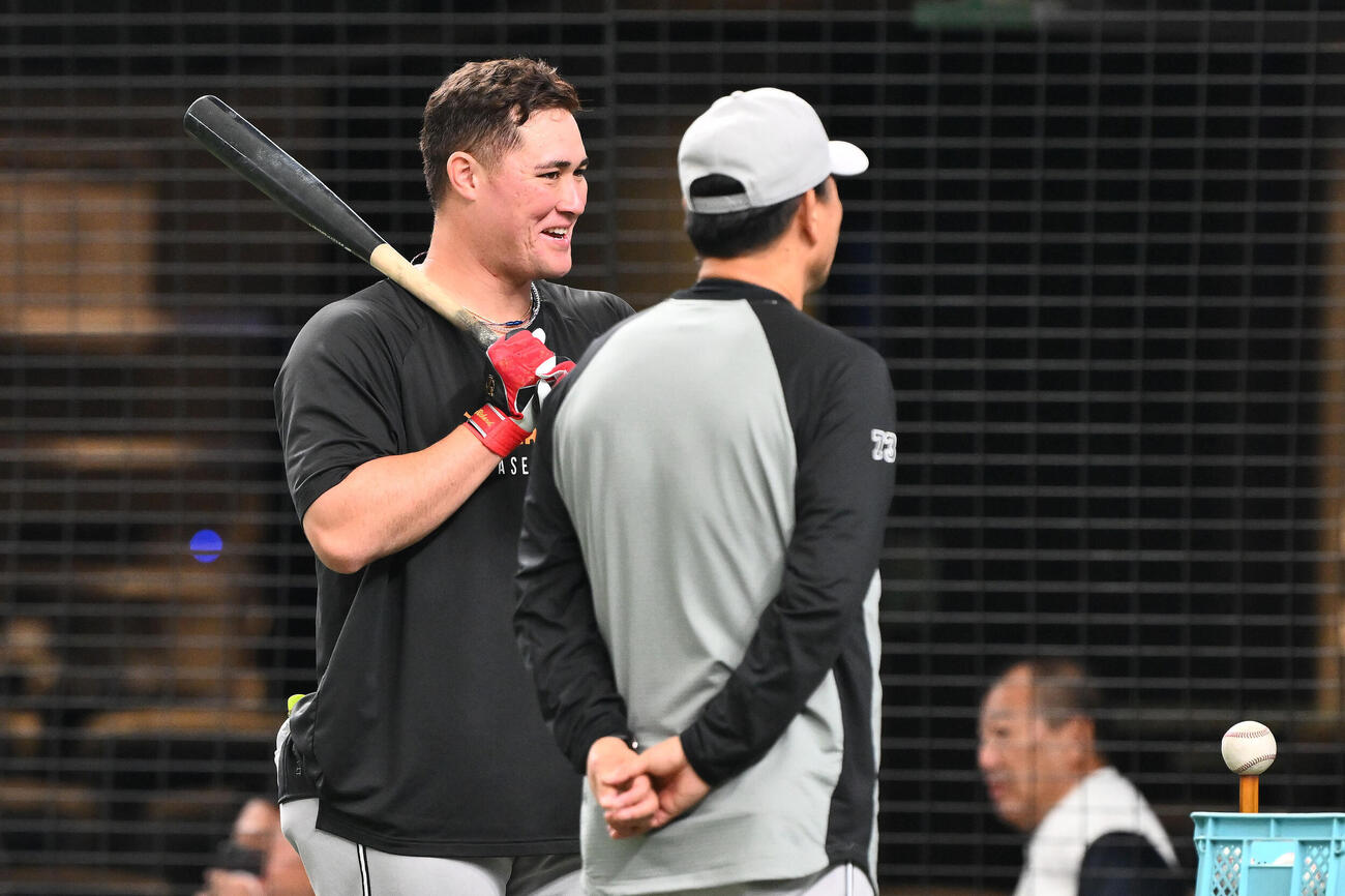 西武対巨人　試合前練習に臨む巨人リチャード。右は橋上秀樹監督代行（撮影・滝沢徹郎）