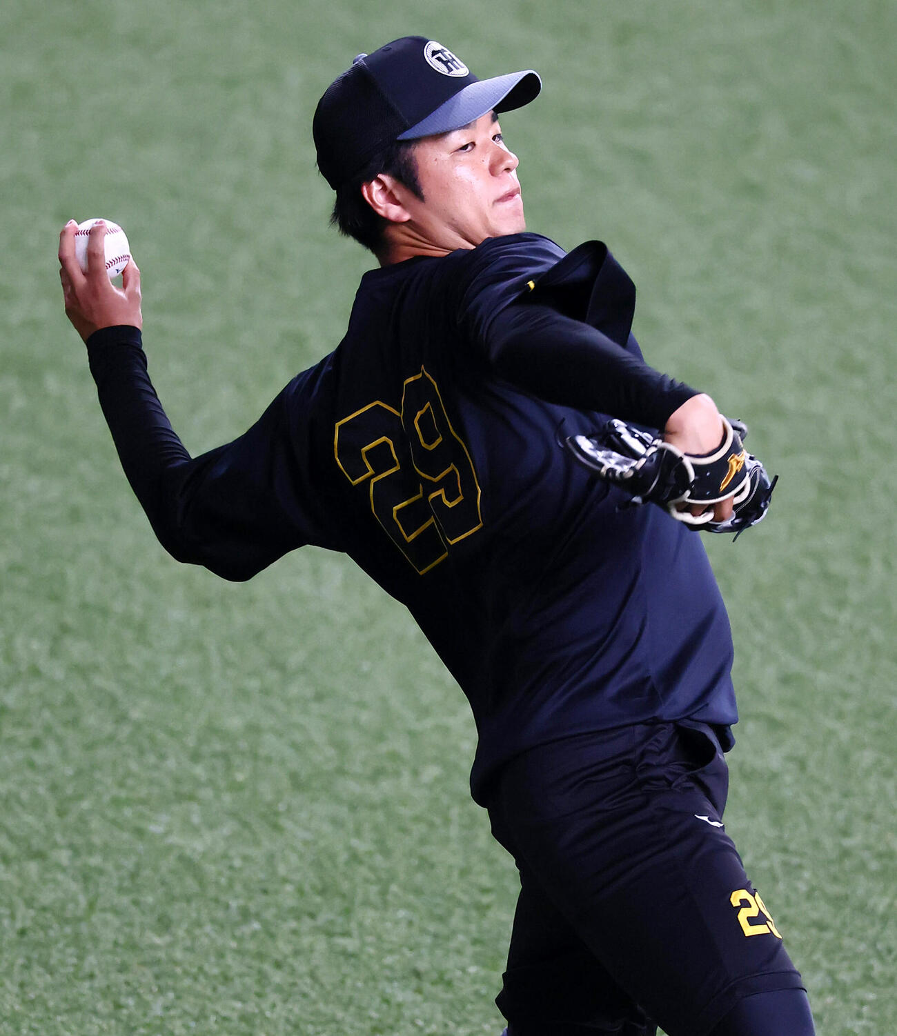 オリックス対阪神　練習でキャッチボールする阪神高橋遥人（撮影・加藤哉）　
