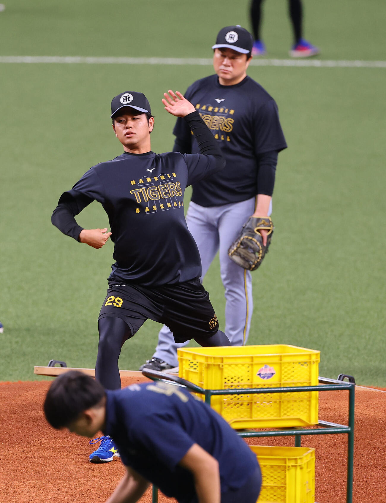 オリックス対阪神　マウンドを確かめる高橋遥人（撮影・上田博志）