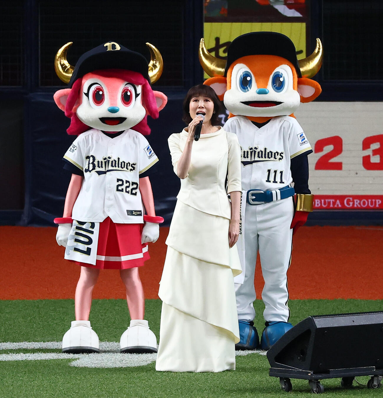 オリックス対阪神　君が代を独唱する歌手の水森かおり（撮影・加藤哉）
