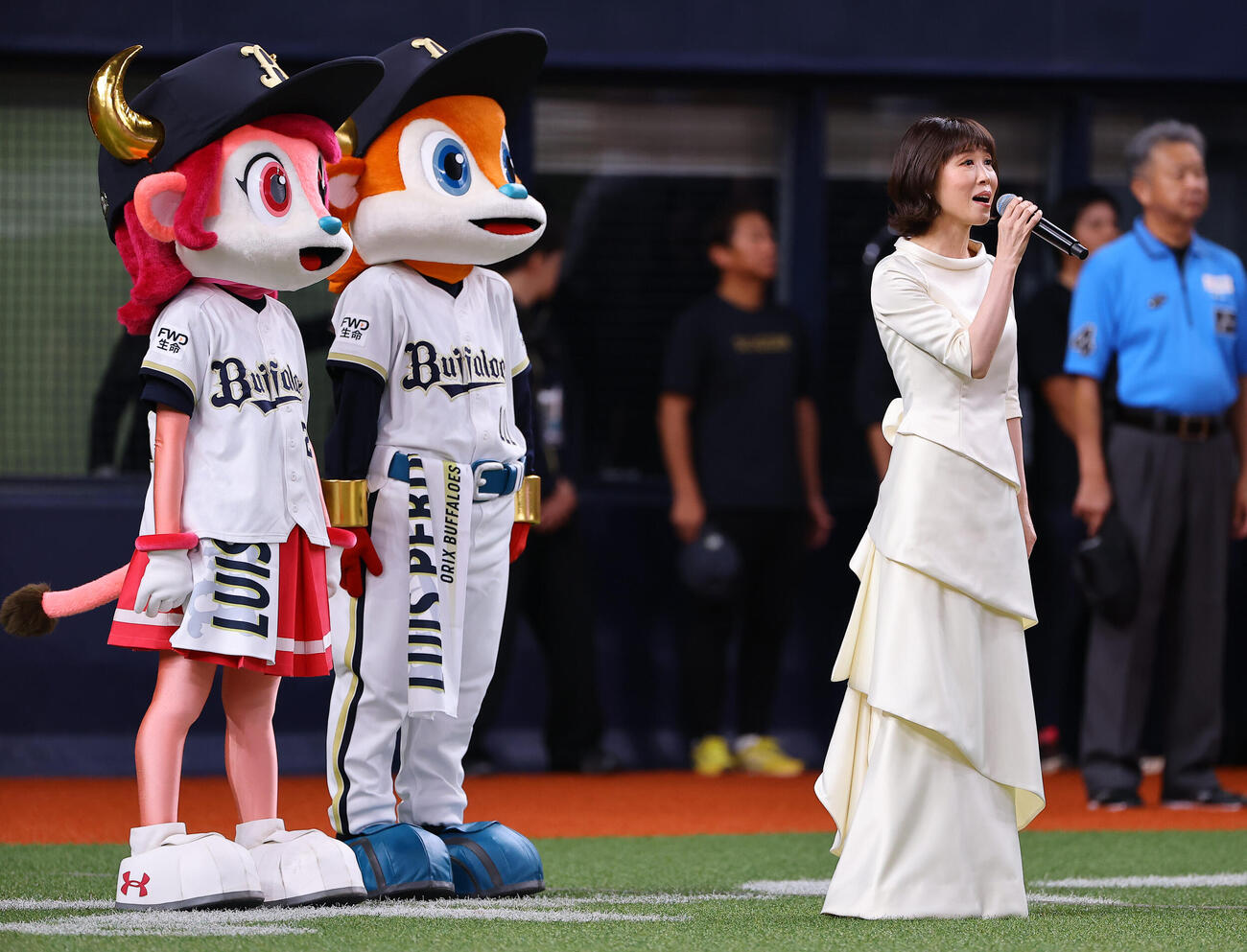 オリックス対阪神　国歌を独唱する水森かおり（撮影・上田博志）