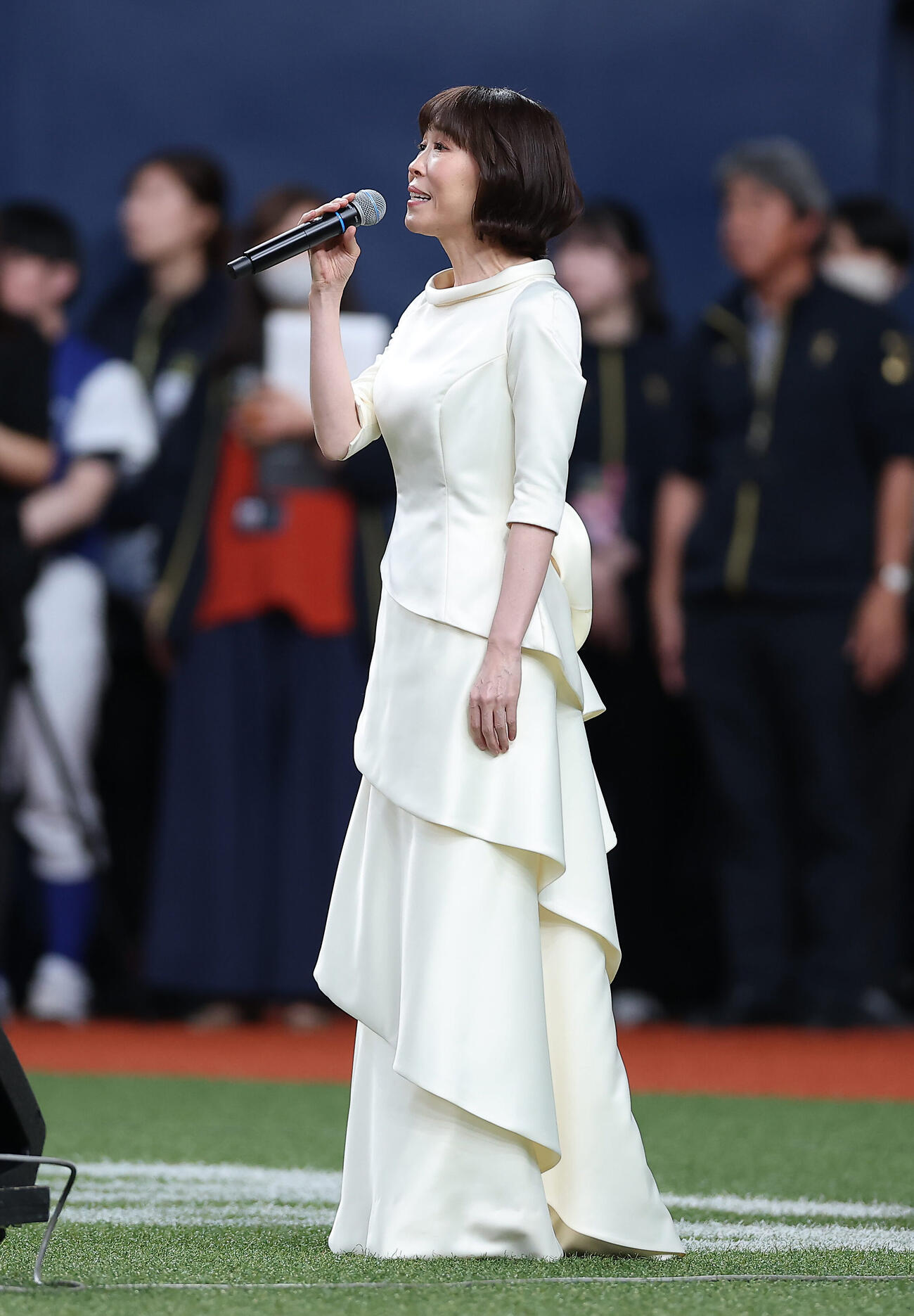 オリックス対阪神　試合前、君が代独唱する水森かおり（撮影・前田充）