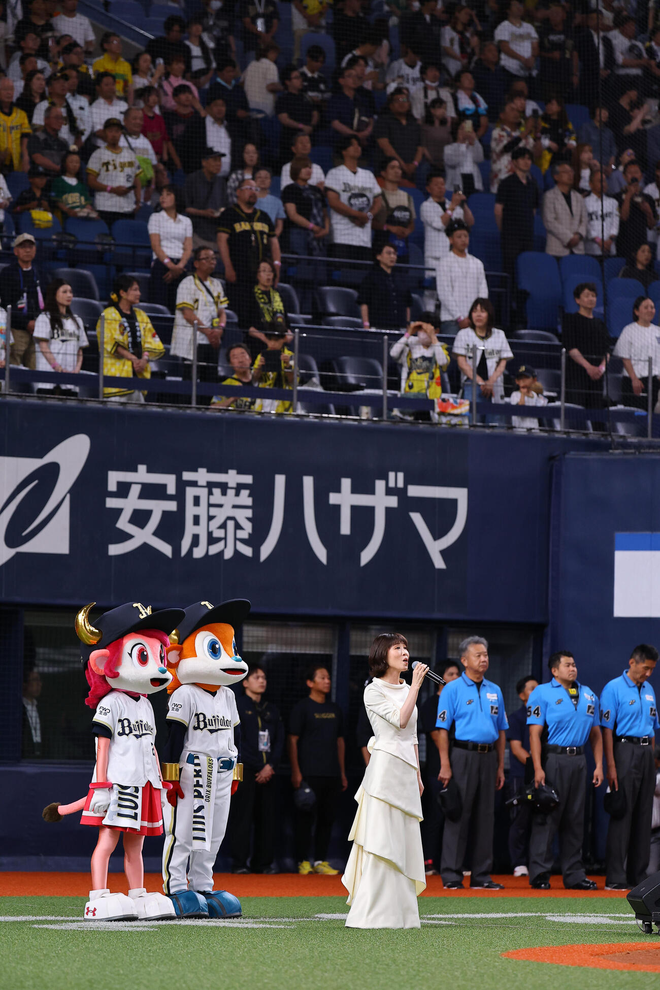 オリックス対阪神　国歌を独唱する水森かおり（撮影・上田博志）