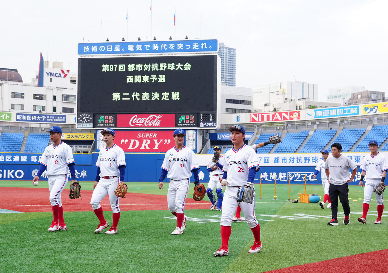 都市対抗野球大会西関東予選、第2代表決定戦の日産自動車－三菱重工East戦は悪天候予想のため中止の報告を受けた日産自動車の選手たち（撮影・江口和貴）