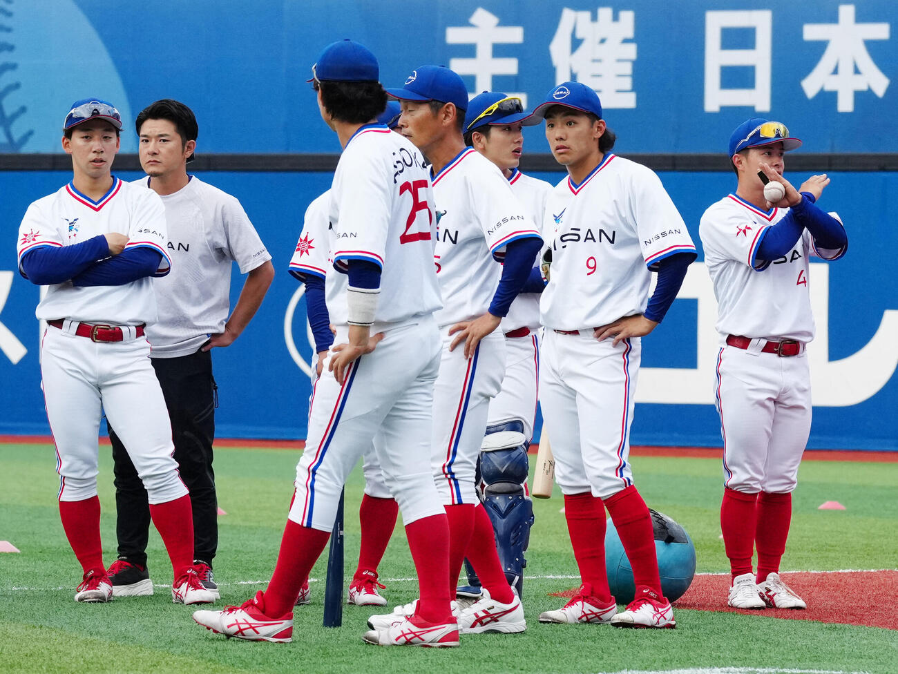 都市対抗野球大会西関東予選、第2代表決定戦の日産自動車－三菱重工East戦は悪天候予想のため中止の報告を受けた日産自動車の選手たち（撮影・江口和貴）