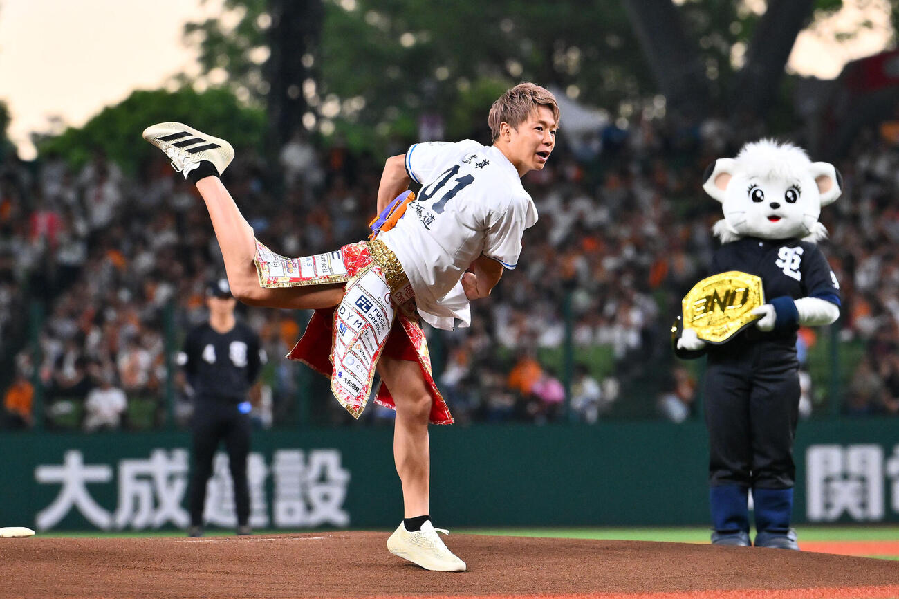 西武対巨人　始球式で投球する武尊（撮影・滝沢徹郎）