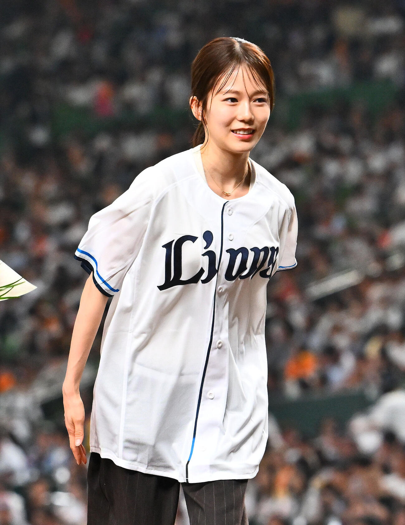 西武対巨人　試合前の贈呈式を終えた川口葵（撮影・滝沢徹郎）