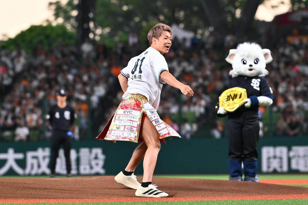 西武対巨人　始球式で投球する武尊（撮影・滝沢徹郎）