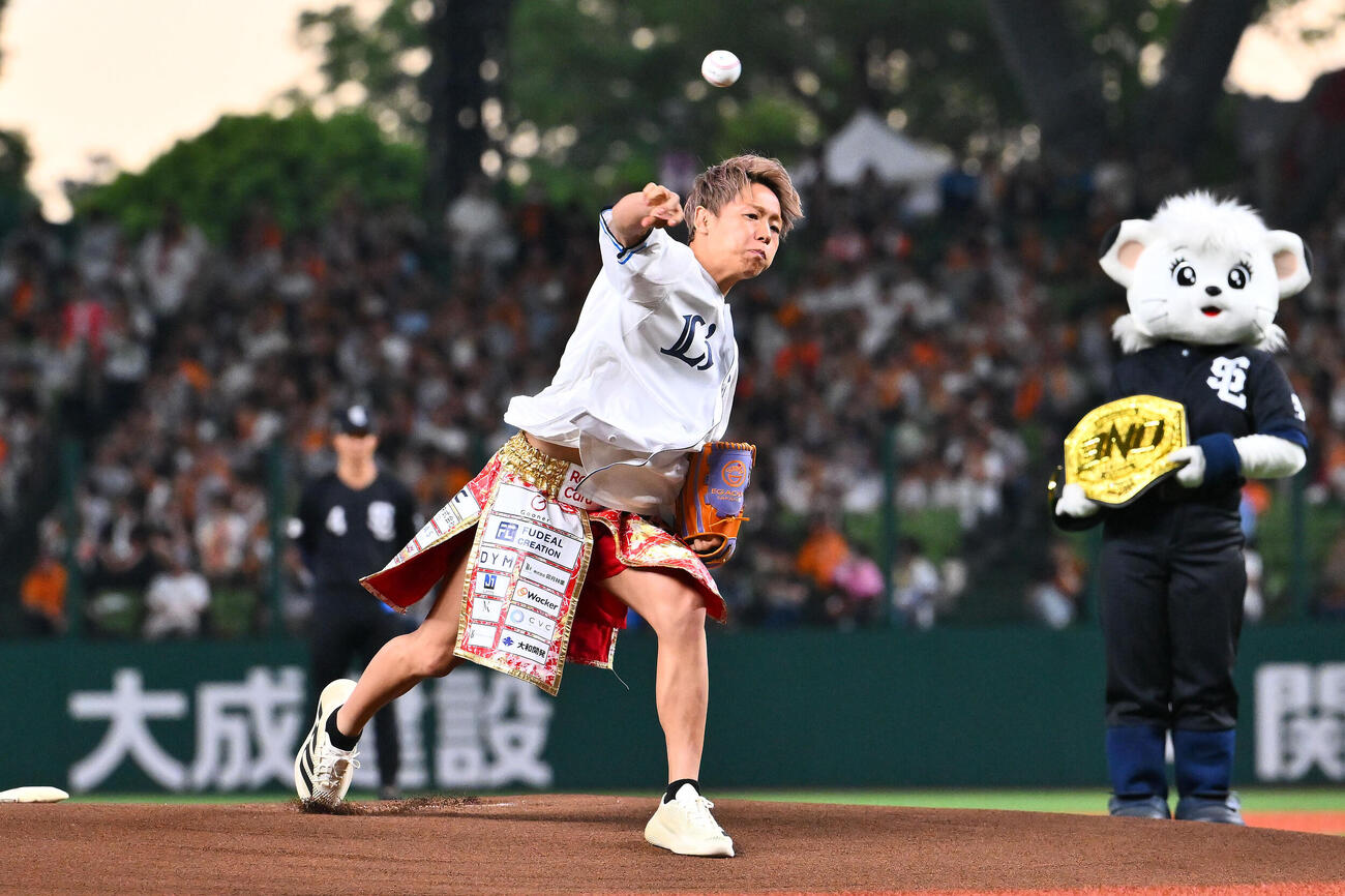 西武対巨人　始球式で投球する武尊（撮影・滝沢徹郎）