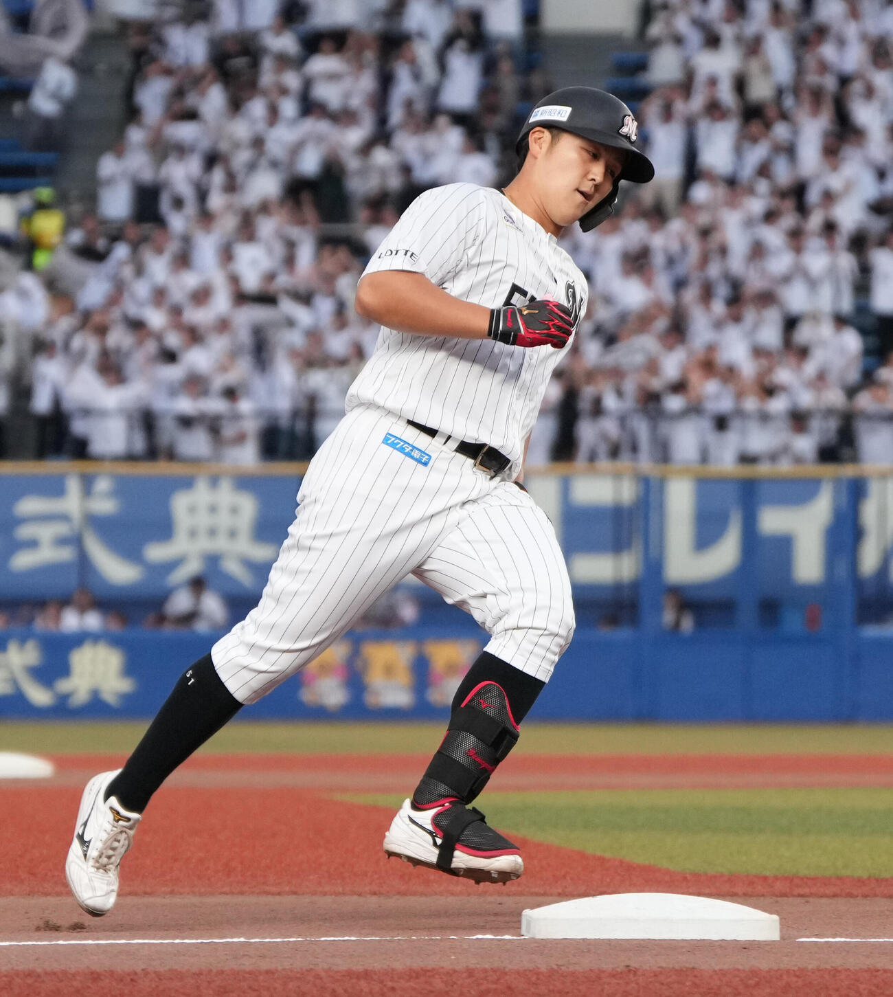ロッテ対DeNA 2回裏ロッテ1死、山口航輝は中越えに先制ソロ本塁打を放ち三塁をまわる（撮影・小沢裕）