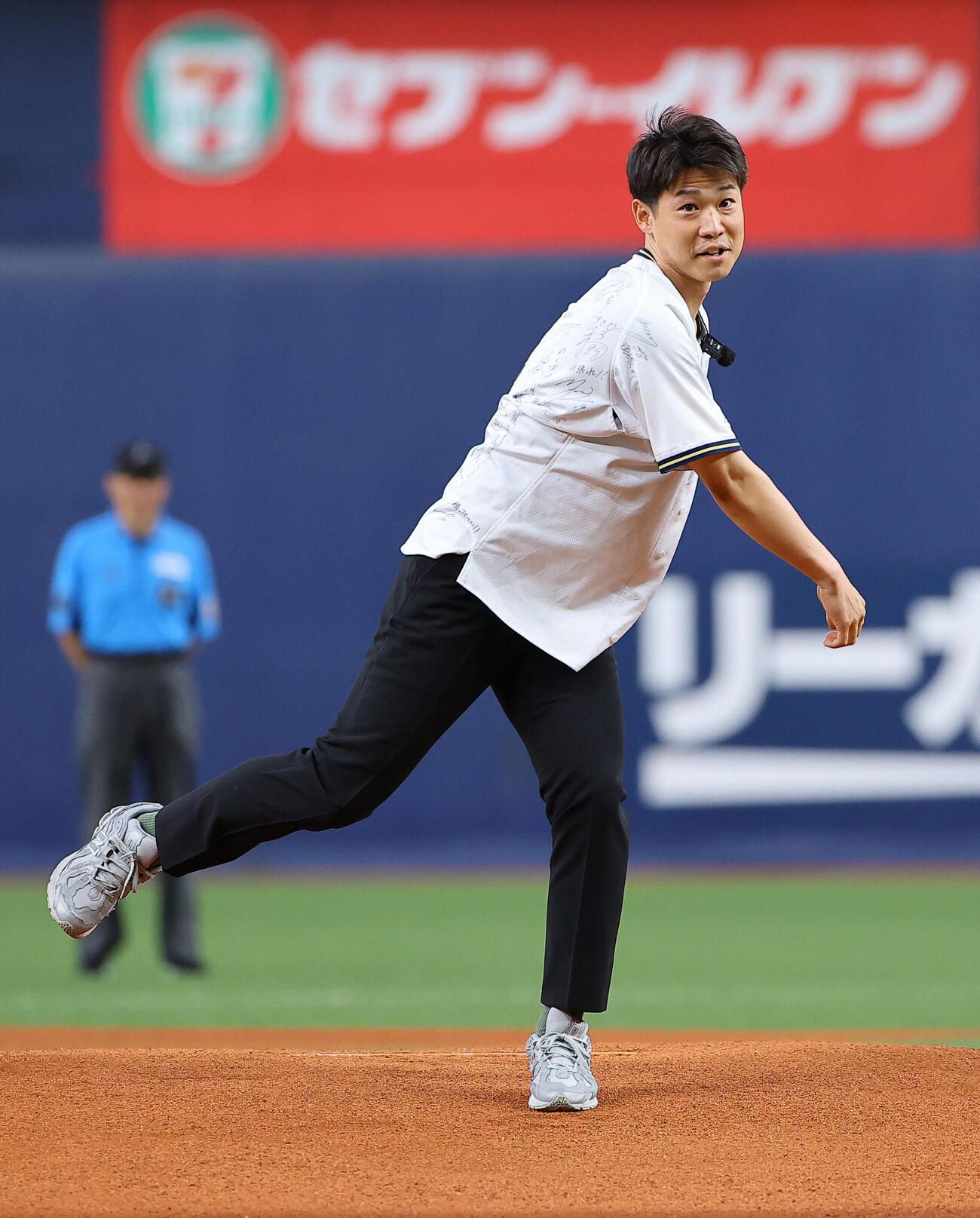 オリックス対阪神　始球式を務めた大阪桐蔭高校野球部OBの福森大翔さん（撮影・上田博志）