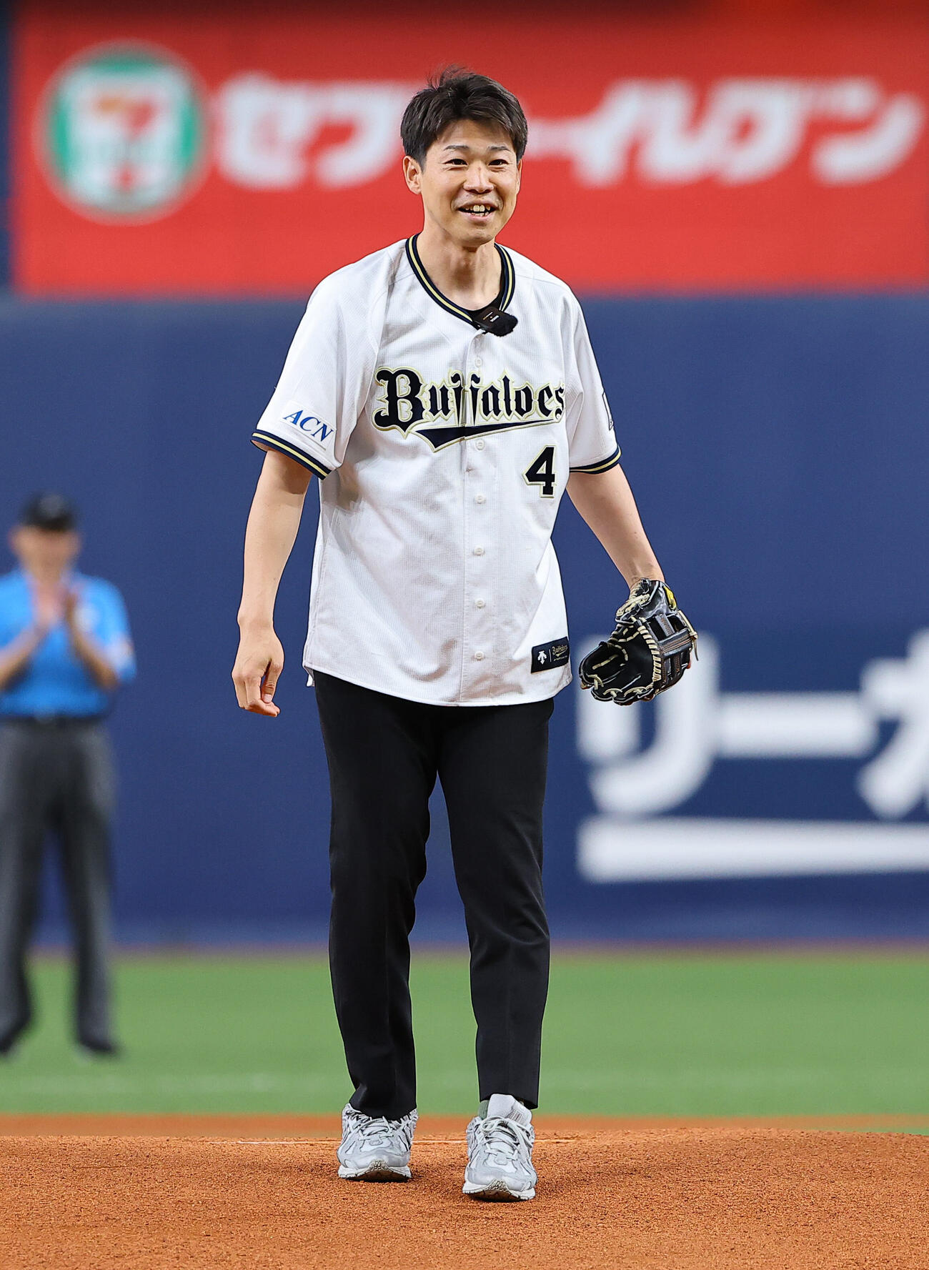 オリックス対阪神　始球式を務めた大阪桐蔭高校野球部OBの福森大翔さんはマウンドで笑顔を見せる（撮影・上田博志）