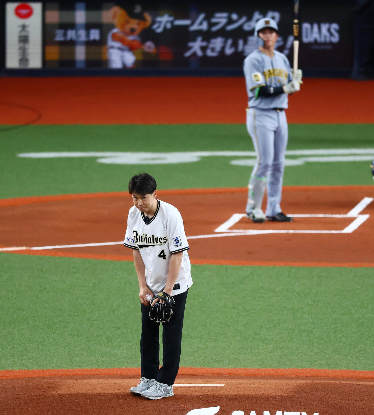 オリックス対阪神　始球式を行う福森大翔さん（撮影・加藤哉）