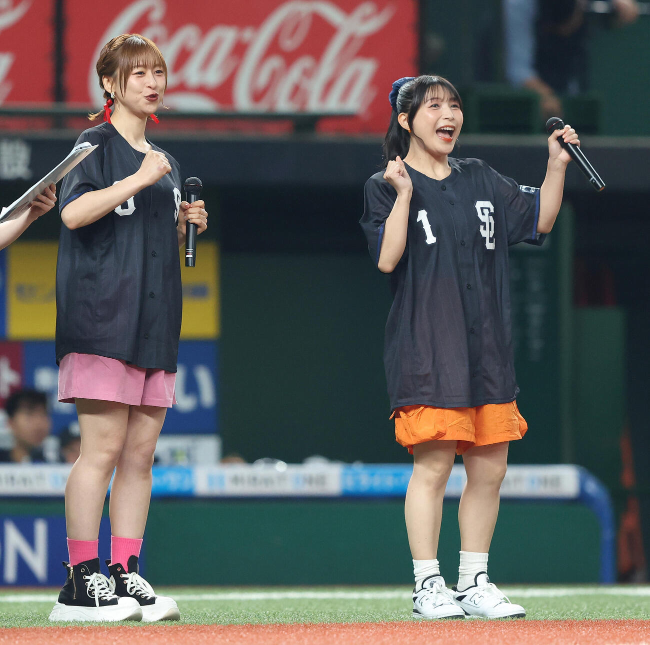 西武対巨人　セレモニアルピッチを務める徳井青空（左）と新田恵海（撮影・河田真司）