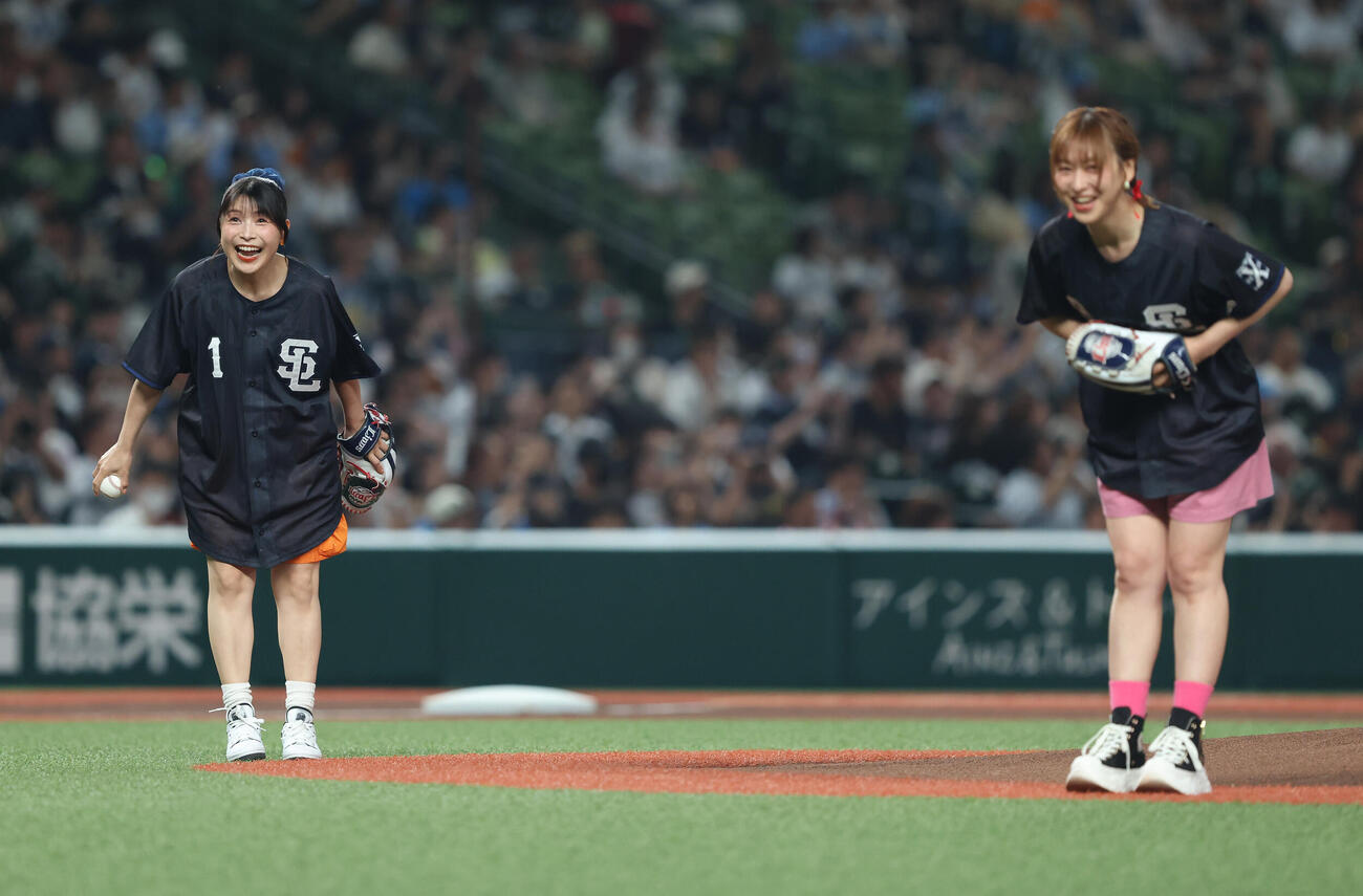 西武対巨人　セレモニアルピッチを務める新田恵海（左）と徳井青空（撮影・河田真司）