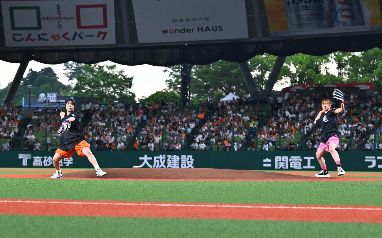 西武対巨人　セレモニアルピッチする新田恵海（左）と徳井青空（撮影・滝沢徹郎）