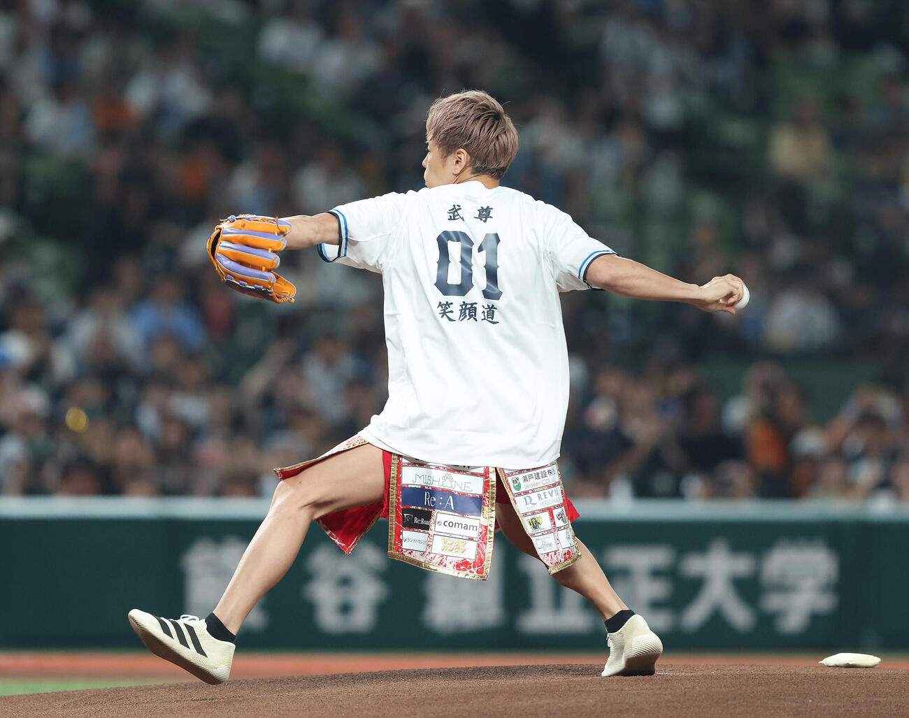 西武対巨人　始球式を務める武尊（撮影・河田真司）