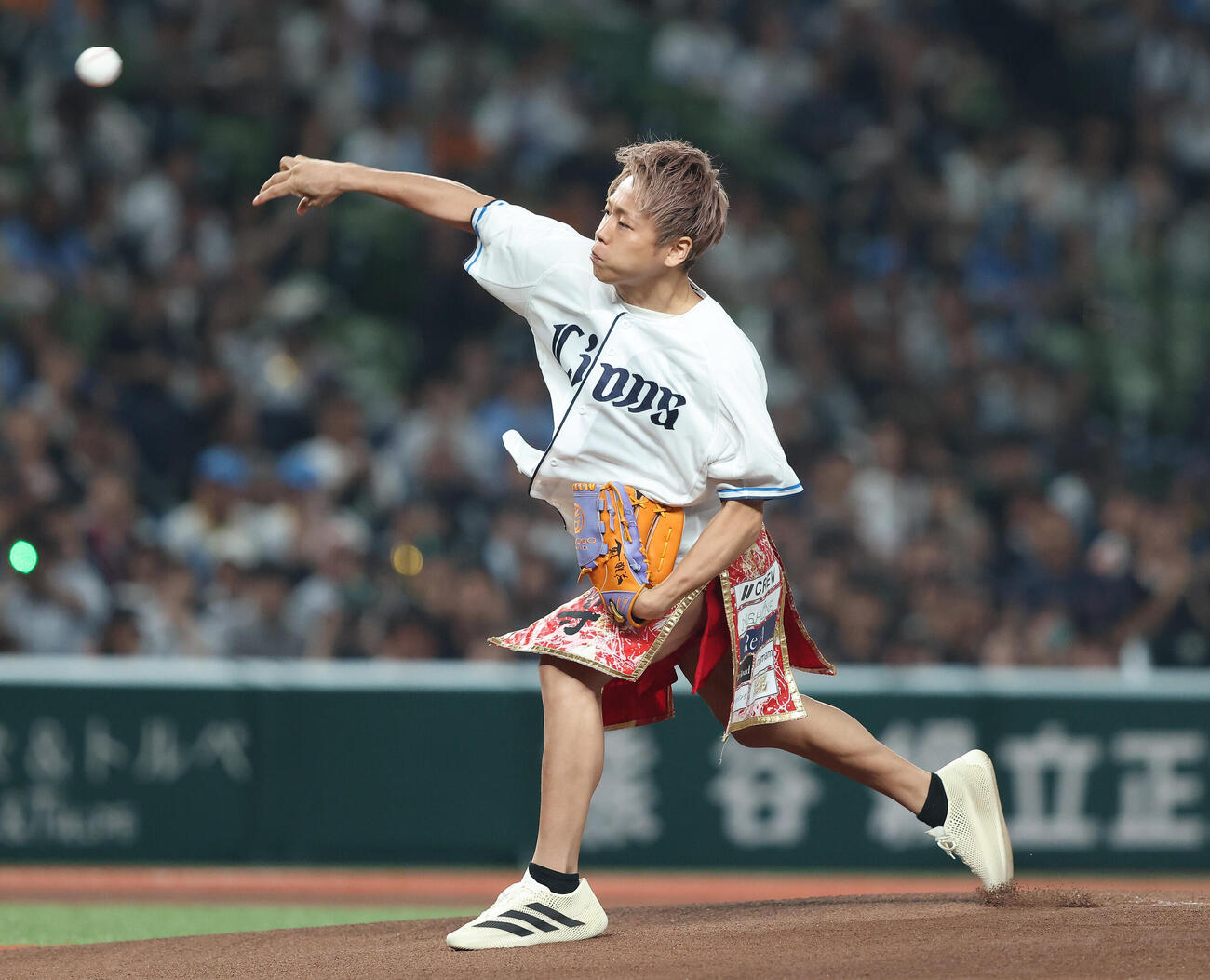 西武対巨人　始球式を務める武尊（撮影・河田真司）