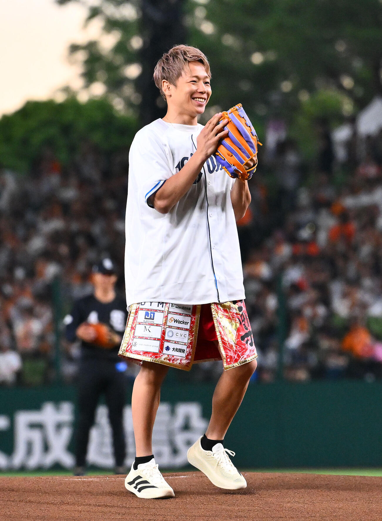 西武対巨人　始球式の投球を終え笑顔の武尊（撮影・滝沢徹郎）