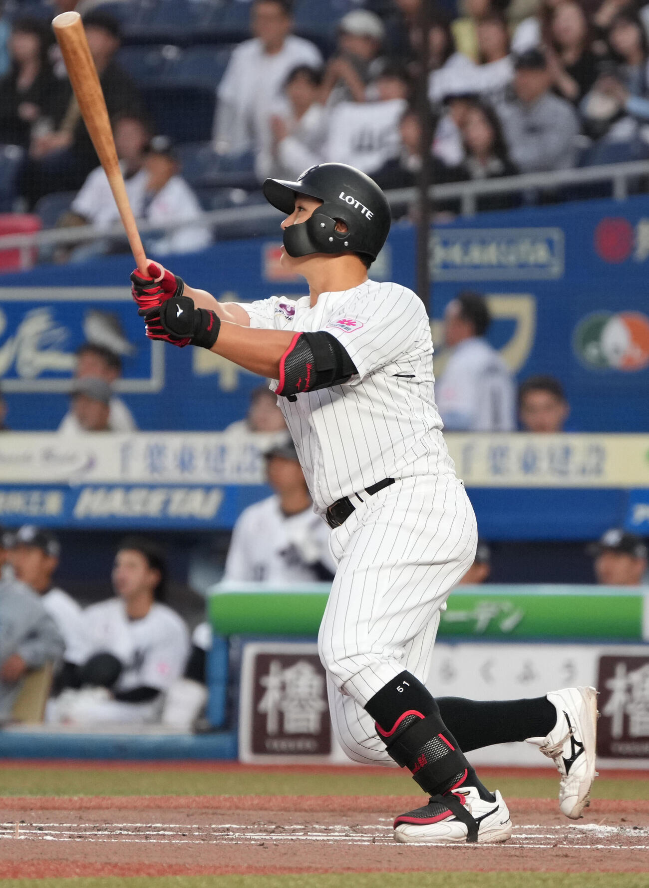 ロッテ対DeNA 2回裏ロッテ1死、山口航輝は中越えに先制ソロ本塁打を放つ（撮影・小沢裕）
