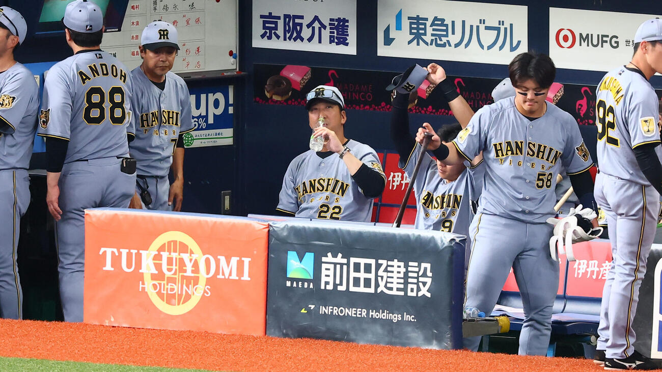 オリックス対阪神　4回表を終えベンチで水分補給する阪神藤川球児監督（撮影・加藤哉）