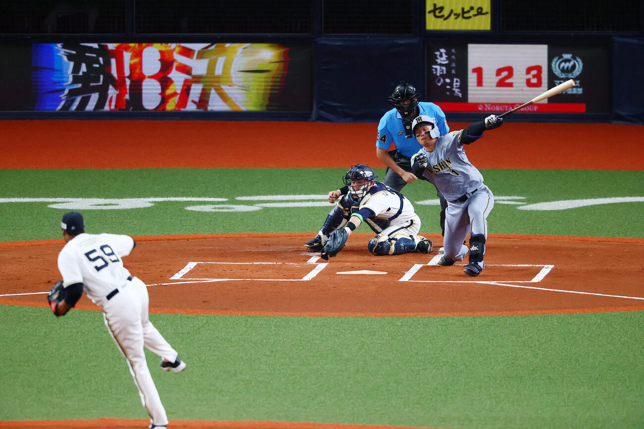 オリックス対阪神　1回表阪神2死、三振に倒れる森下翔太。投手ルイス・ペルドモ（撮影・加藤哉）