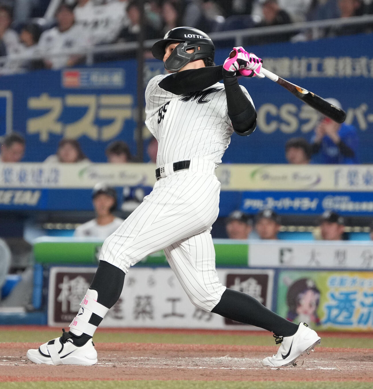 ロッテ対DeNA 4回裏ロッテ1死、ネフタリ・ソトは同点ソロ本塁打を放つ（撮影・小沢裕）　