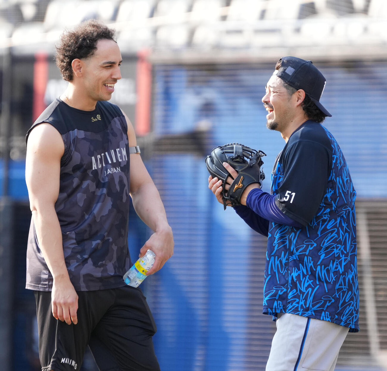 ロッテ対DeNA　試合前の練習で談笑するロッテのネフタリ・ソト（左）とDeNA宮崎敏郎（撮影・小沢裕）　
