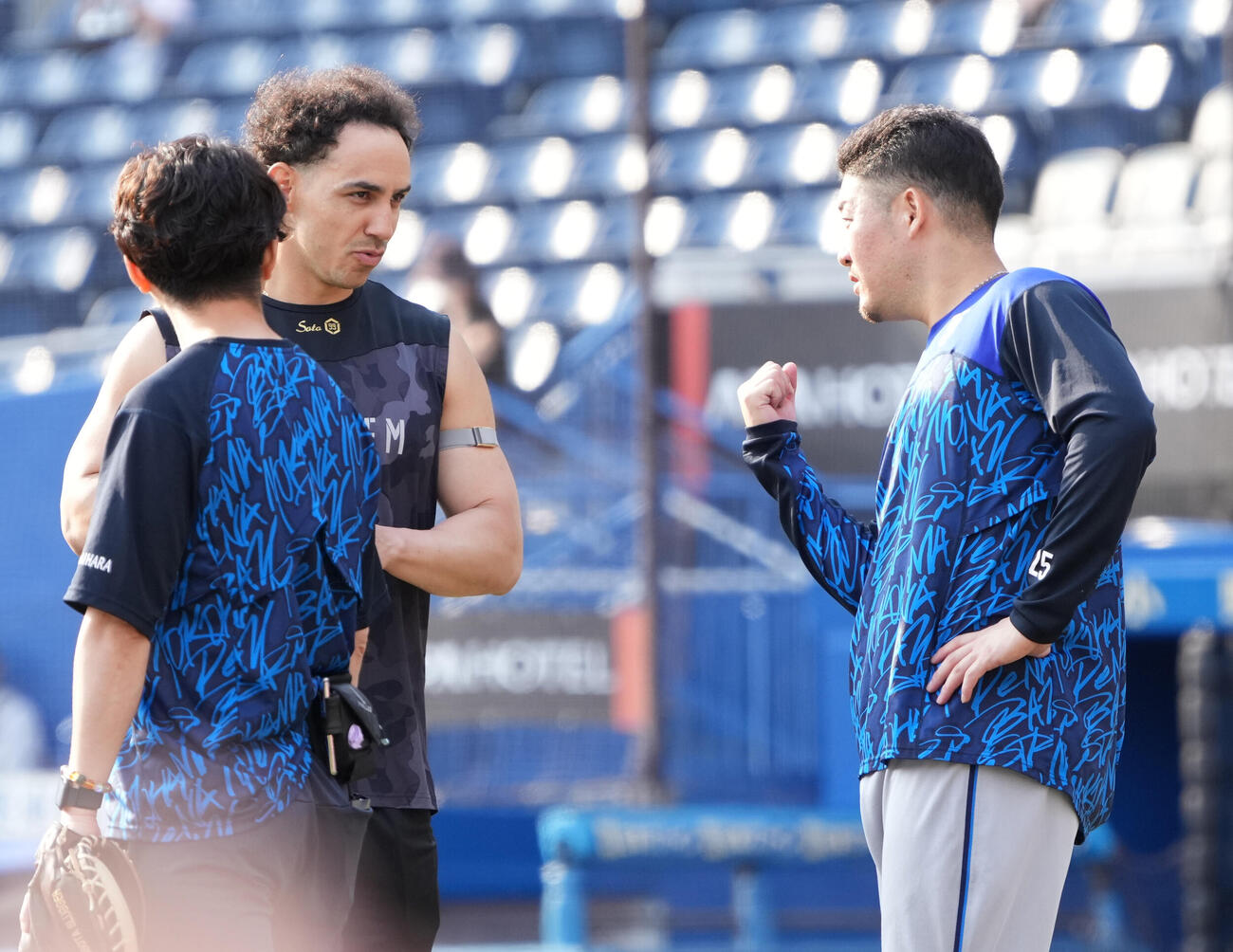 ロッテ対DeNA　試合前の練習で談笑するロッテのネフタリ・ソト（左）とDeNA筒香嘉智（撮影・小沢裕）　