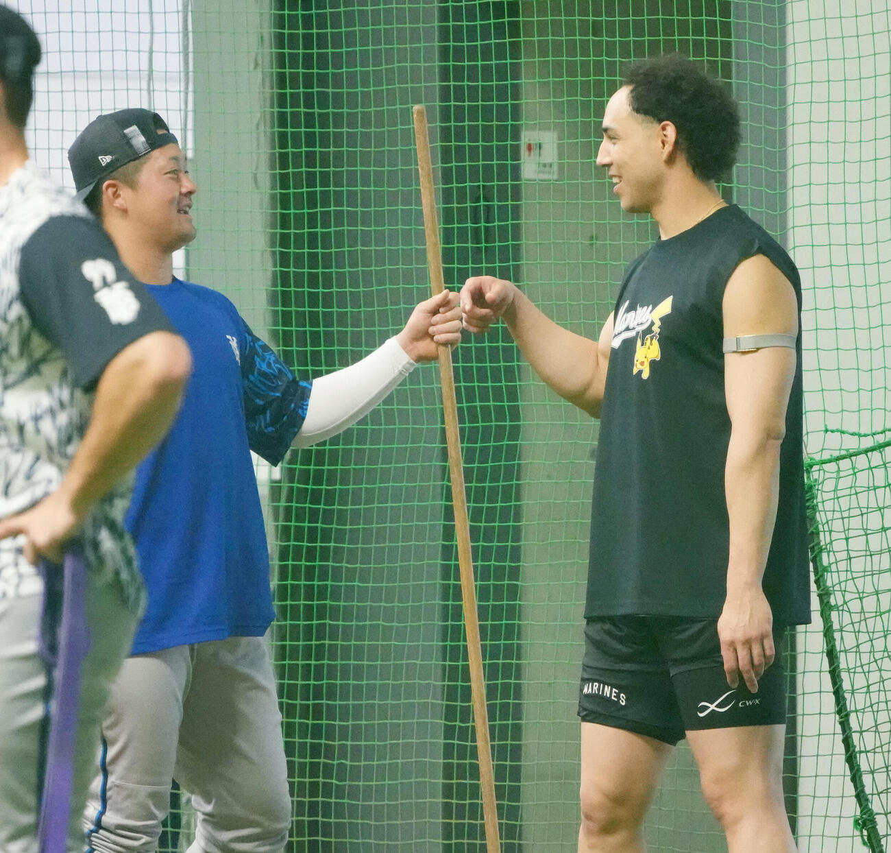 ロッテ対DeNA　試合前の練習で談笑するロッテのネフタリ・ソト（右）とDeNA牧秀悟（撮影・小沢裕）