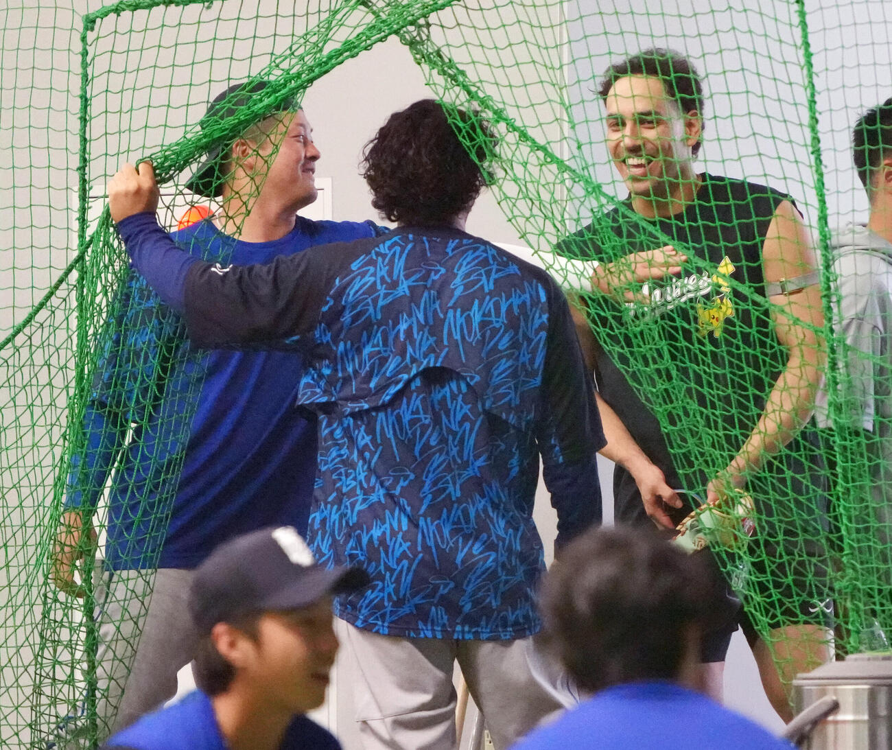 ロッテ対DeNA　試合前の練習で談笑する、左からDeNA牧秀悟、宮崎敏郎、ロッテのネフタリ・ソト（撮影・小沢裕）