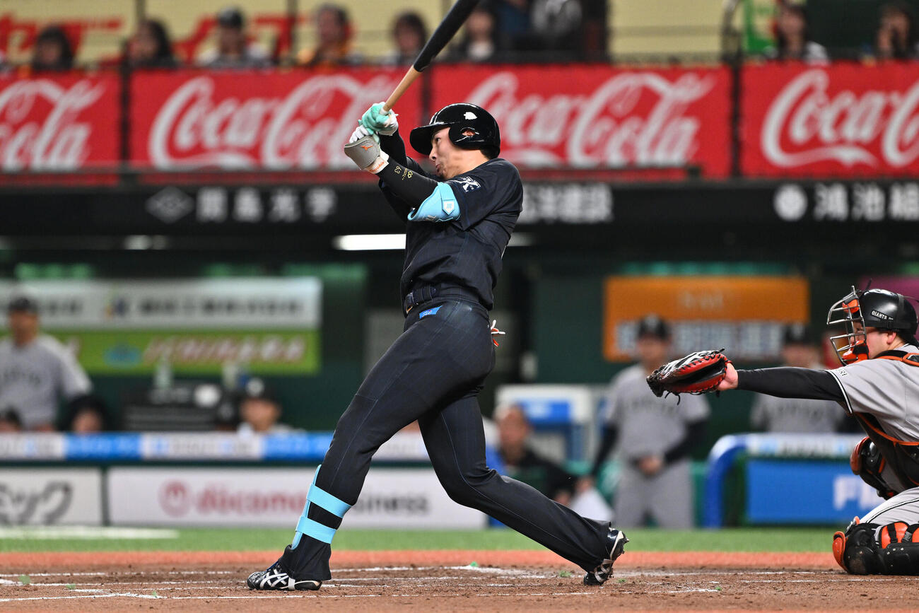 西武対巨人　1回裏西武1死一塁、長谷川信哉は先制の適時二塁打を放つ（撮影・滝沢徹郎）