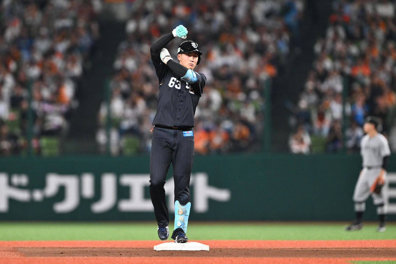 西武対巨人　1回裏西武1死一塁、長谷川信哉は先制適時二塁打を放ちポーズを決める（撮影・滝沢徹郎）