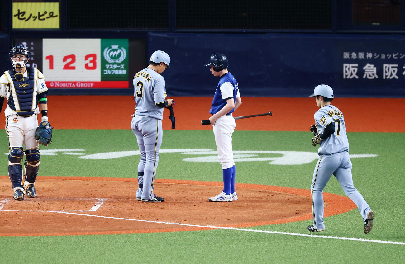 オリックス対阪神　5回表阪神2死満塁、大山悠輔は押し出し四球を選ぶ。生還するのは三塁走者中野拓夢（撮影・加藤哉）