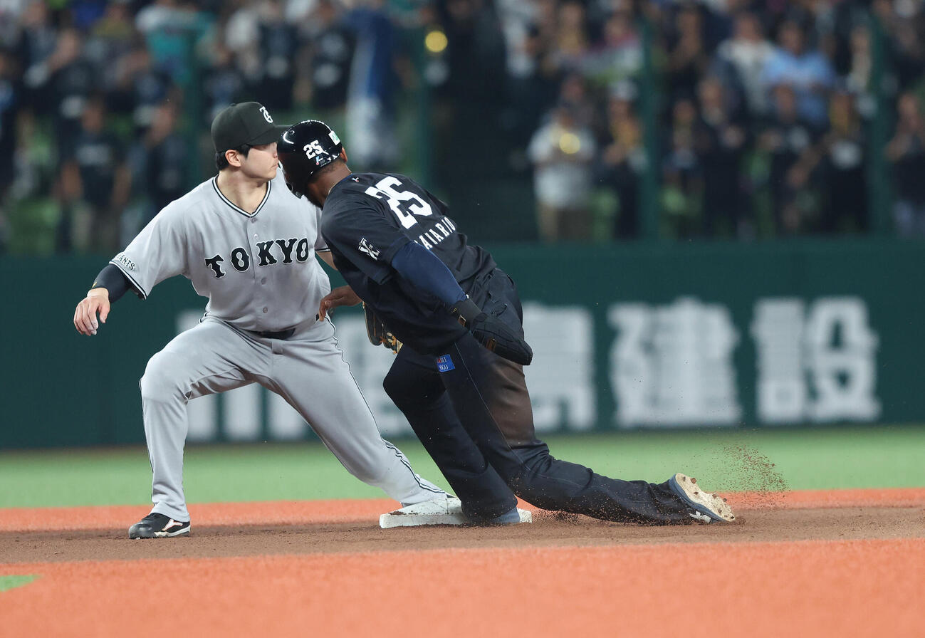 西武対巨人　6回裏西武1死一塁、二盗を決めるカナリオ（撮影・河田真司）